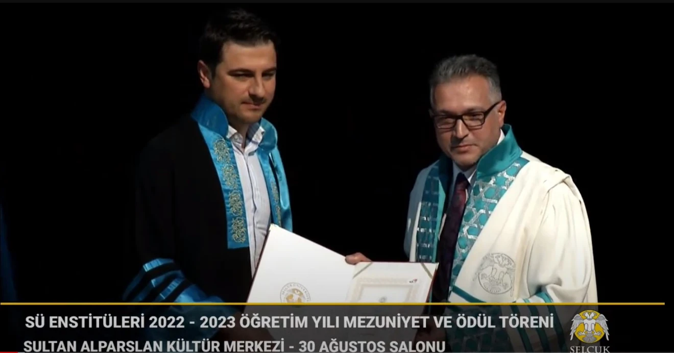 Selçuk Üniversitesi 2022 – 2023 öğretim yılı doktora ve yüksek lisans mezunları, 12.07.2023 tarihinde, 7 enstitünün birlikte düzenlediği “Mezuniyet ve Ödül Töreni”nde cübbelerini giydi.